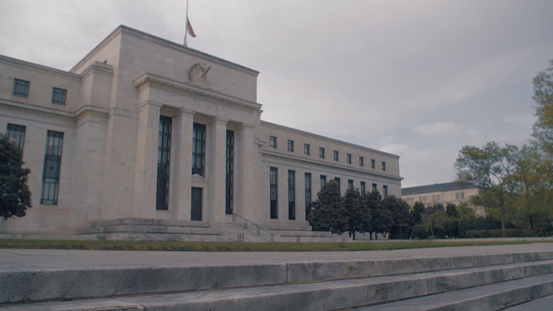 Traders Consider Fed Rate Cut Speculation Amidst Rising Inflation Fears