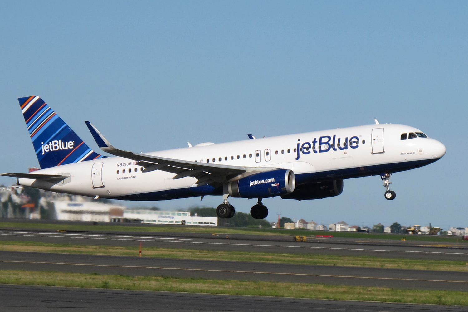 JetBlue Faces $2 Million Fine Amid Ongoing Flight Delay Issues