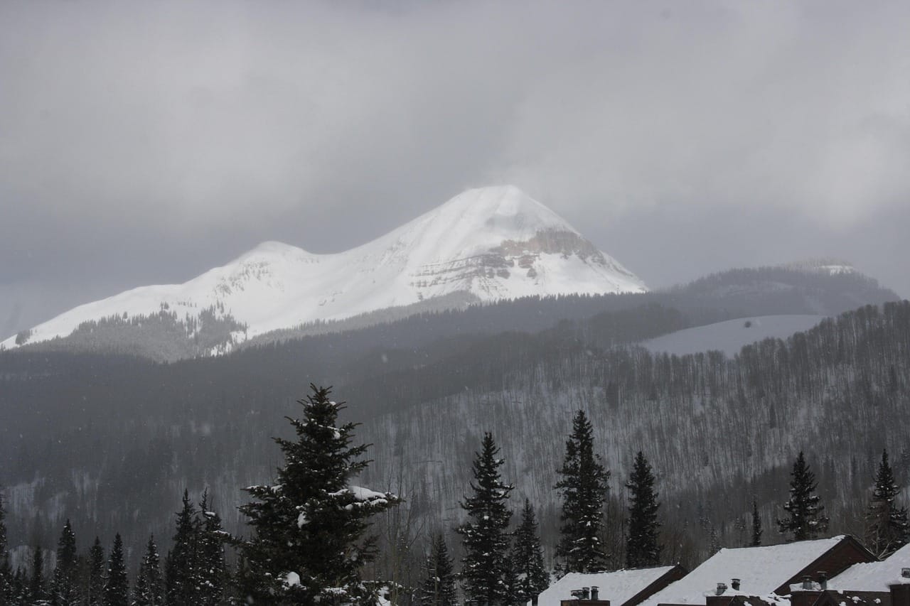 Record-Breaking Snowfall Strikes Colorado: Communities Unite in Battling Winter’s Wrath