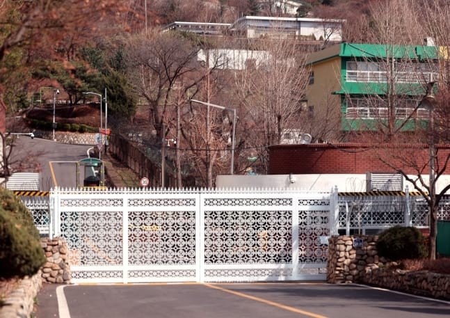 South Korean President’s Residence Targeted by Investigators Executing Arrest Warrant