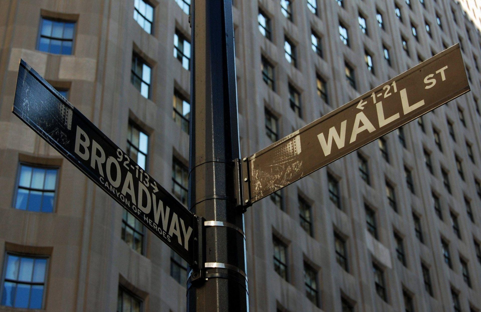 Wall Street Reacts to Jobs Report with Significant Dow Decline