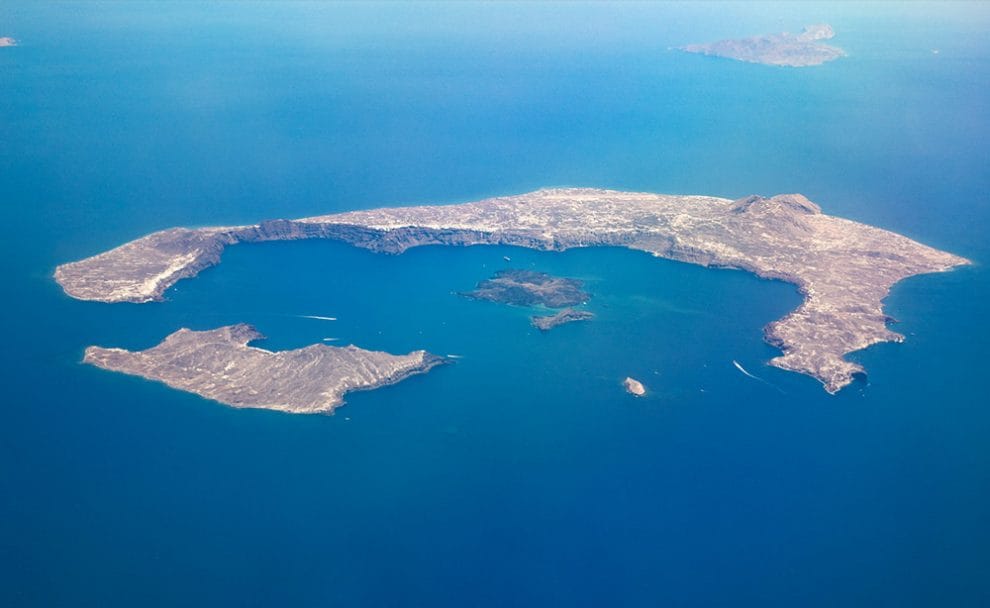 Santorini Declares Emergency as Earthquakes Rattle Iconic Island